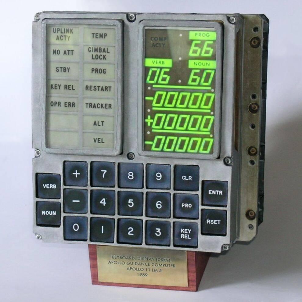 点亮状态下的 Apollo 11 登月舱 DSKY 显示键盘