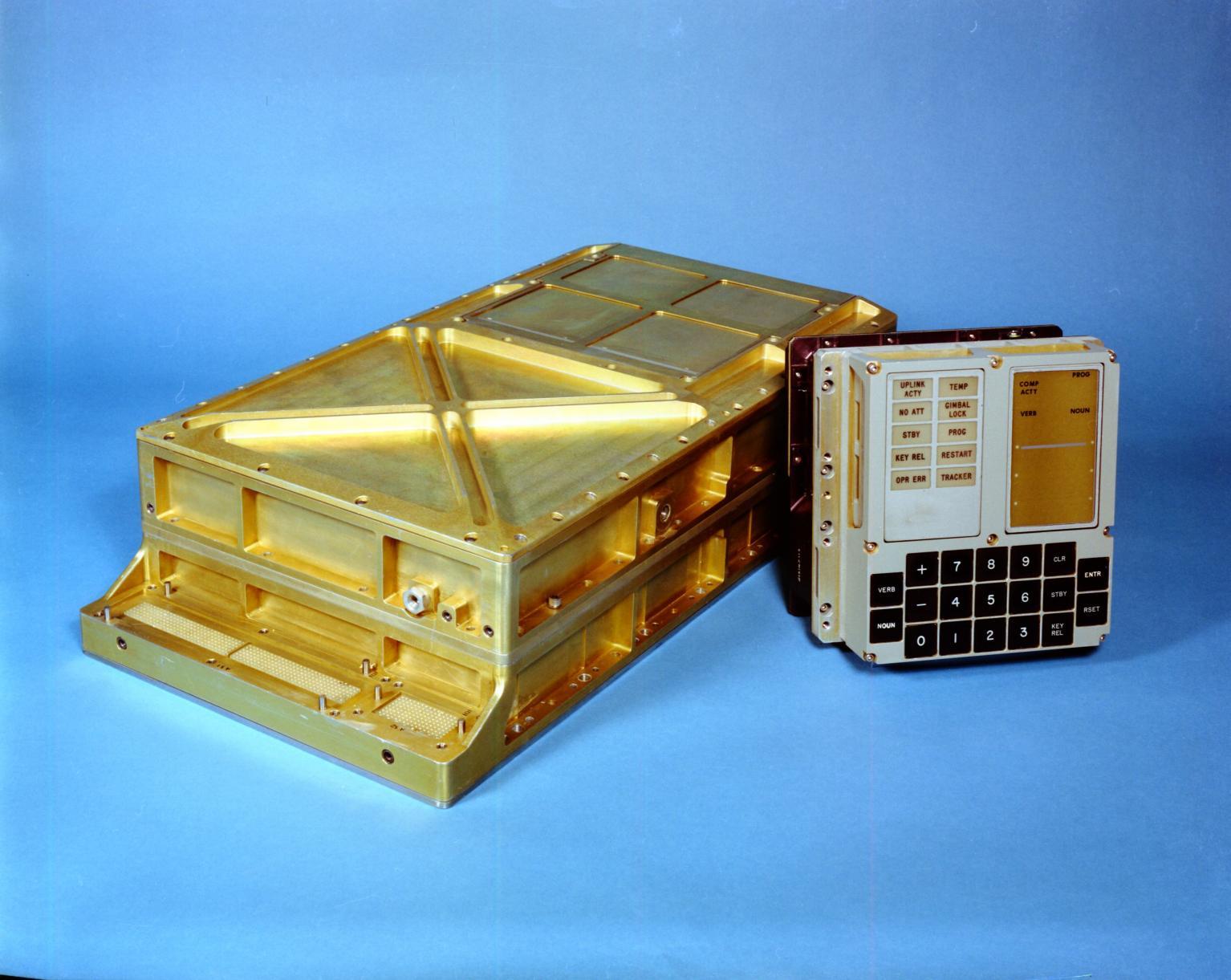 Apollo Guidance Computer 主机与 DSKY 显示键盘